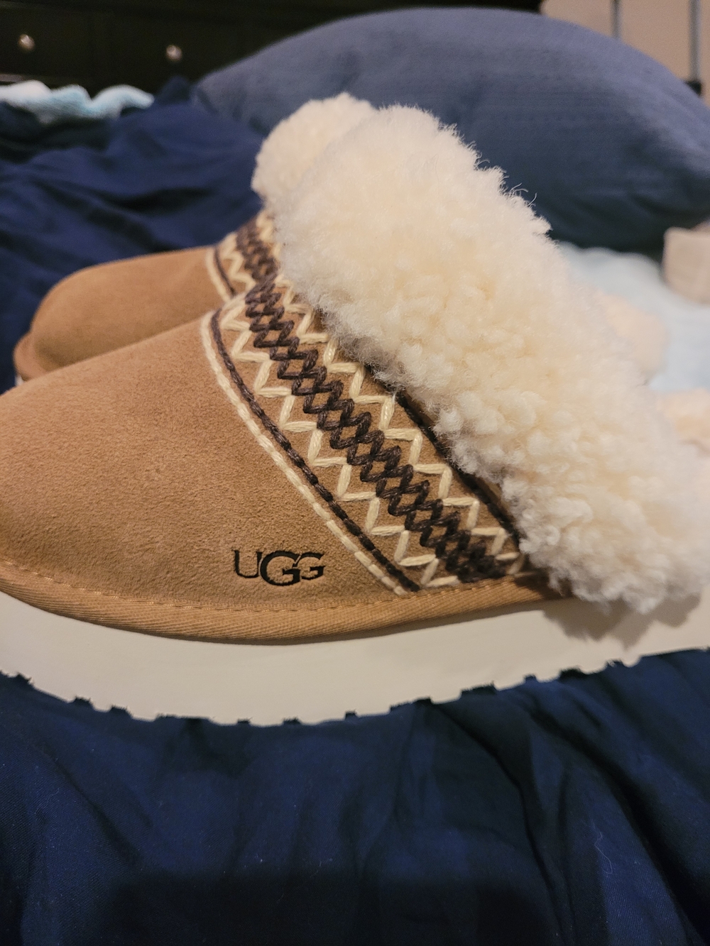 UGG Women's Chestnut Suede Shearling Clog - Chestnut